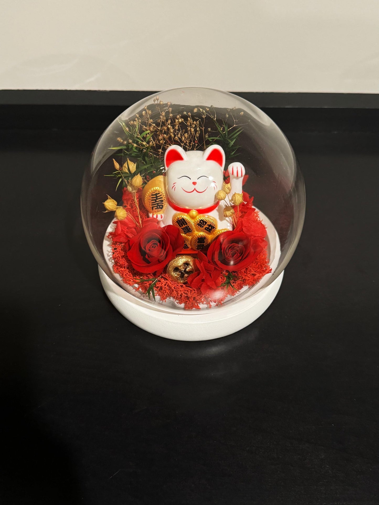 Fortune Neko Maneki cat glass dome decoration with preserved roses, waving arm lucky cat, Solar powered, Feng shui, Prosperity statue Money